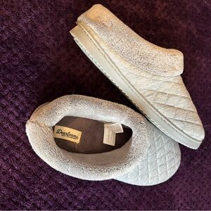 Dearfoams Women's Light Gray Quilted Slippers